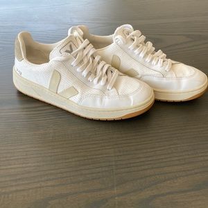 Veja white sneaker like new size 7.